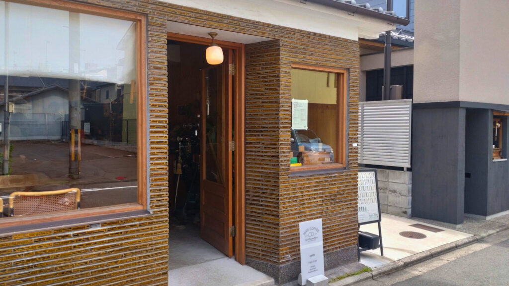 京都・今出川の静かな住宅地にあるHive Coffee。開放的な入口が印象的なカフェ外観
