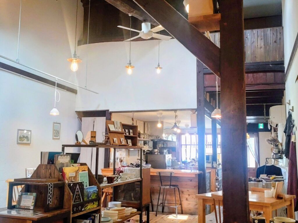 木の温もりと天井の天窓から陽の光が降り注ぐ、明るく優しい雰囲気の店内