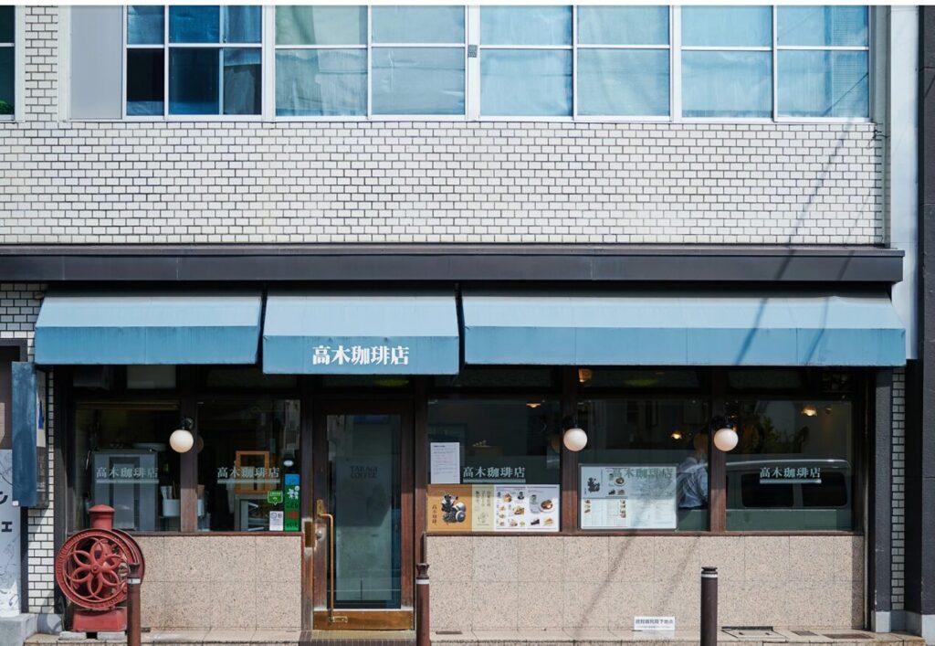 高木珈琲 高辻本店の外観は、京都の街並みに溶け込む落ち着いた雰囲気が特徴です