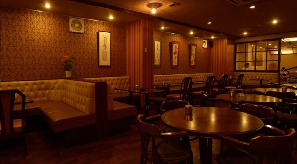 ノスタルジックな雰囲気漂う、前田珈琲室町本店の落ち着いた店内