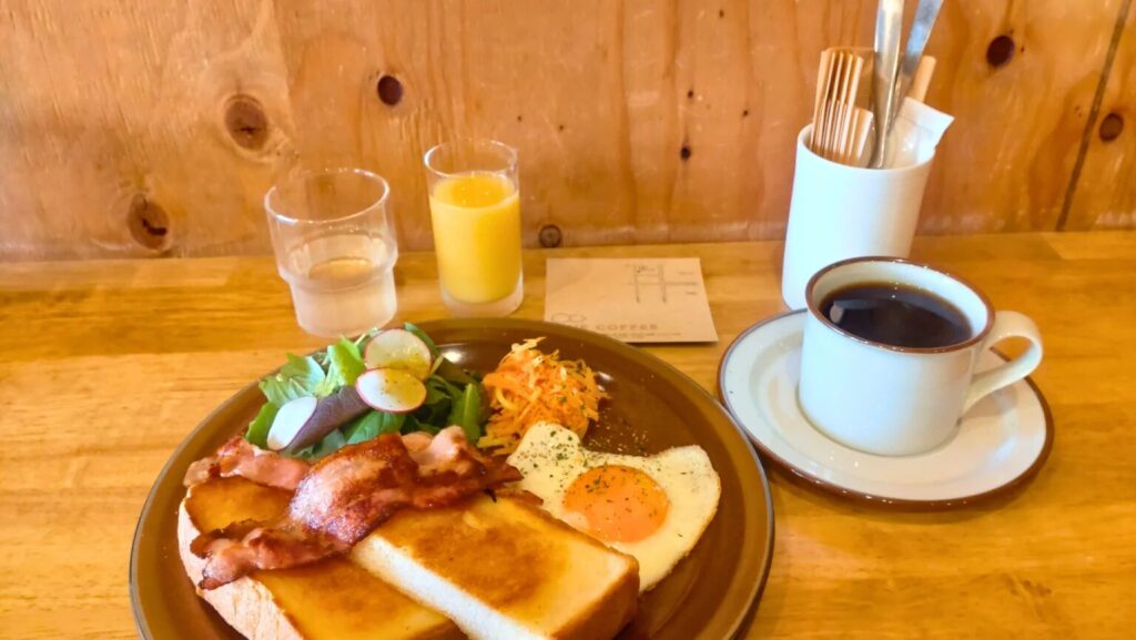 Hive Coffeeのモーニングプレート(トースト、サラダ、キャロットラぺ、ベーコン、目玉焼き、オレンジジュース、コーヒー)
