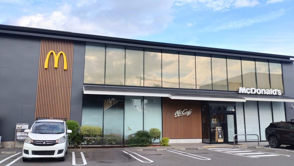 マクドナルド金閣寺店の店舗外観。駐車スペースがあり、車でのアクセスも便利なロードサイド型店舗