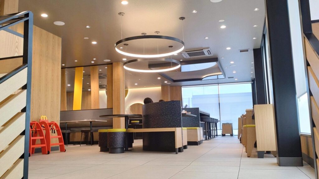 マクドナルド金閣寺店2階の客席エリア。明るい内装と多めの席数で、勉強や作業にも使いやすい空間