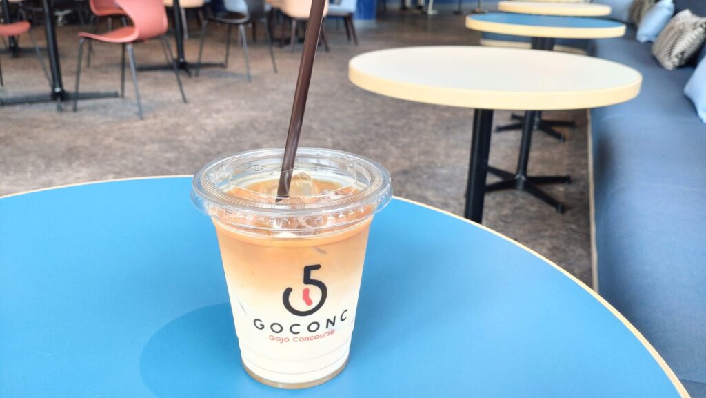 広めのテーブルに置かれた、ゴコンクのアイスカフェラテ。