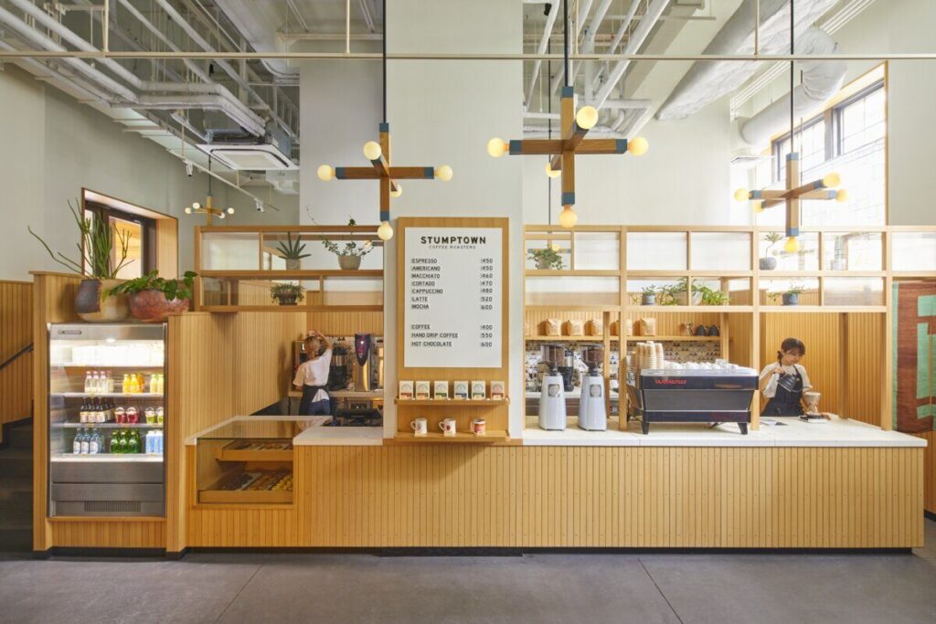 エースホテル京都内「スタンプタウンコーヒー」の店内カウンター