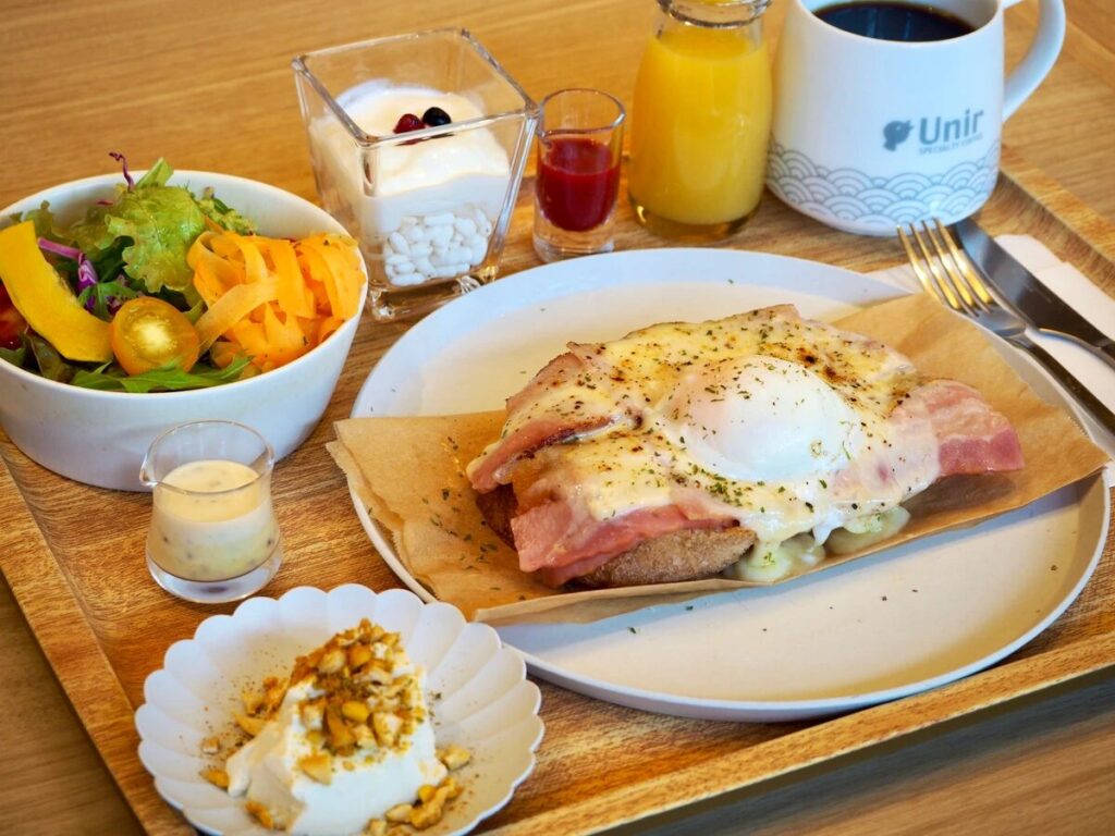 温かいパンにジューシーなベーコンとチーズ、とろとろ卵を合わせた「とろけるクロックマダムのモーニングセット」