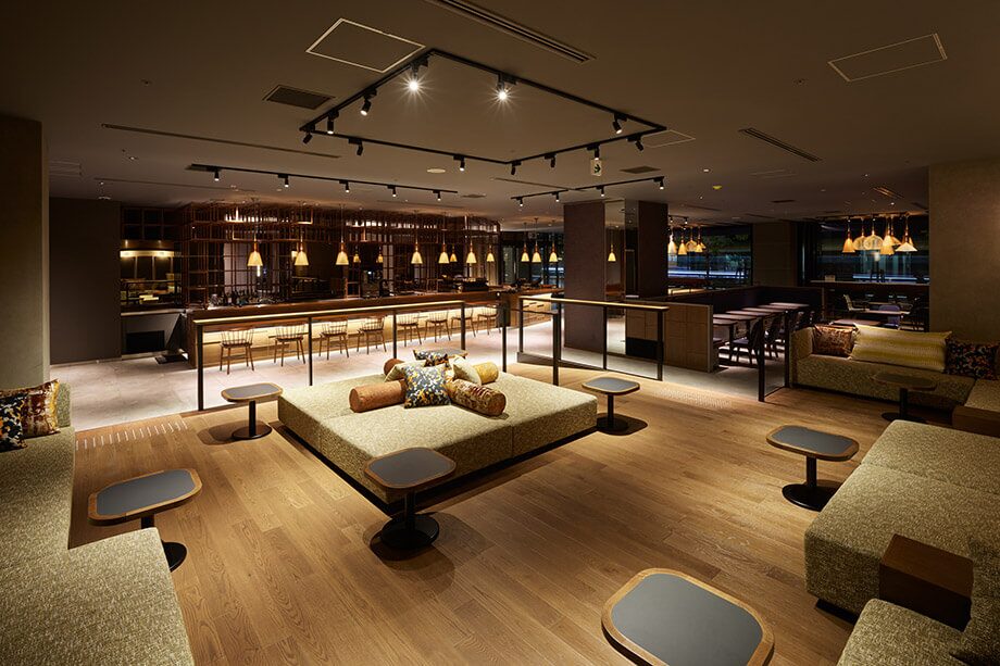 京都・五条のホテル併設カフェ「The TASTE」の店内。席が広く、落ち着いた時間を過ごせる空間