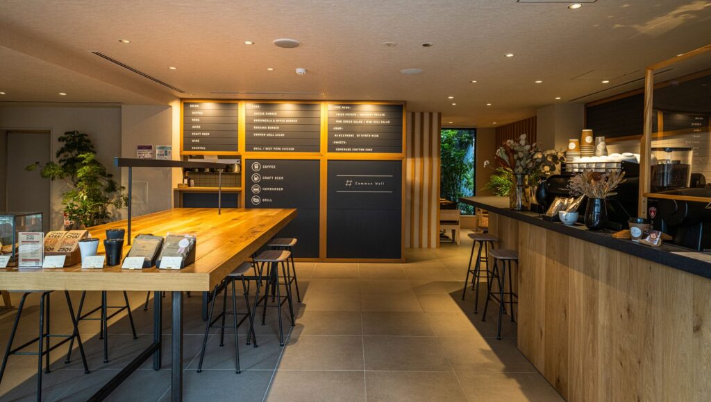 common well店内の様子。木の温もりとシンプルな配色で落ち着いた空気が流れる空間