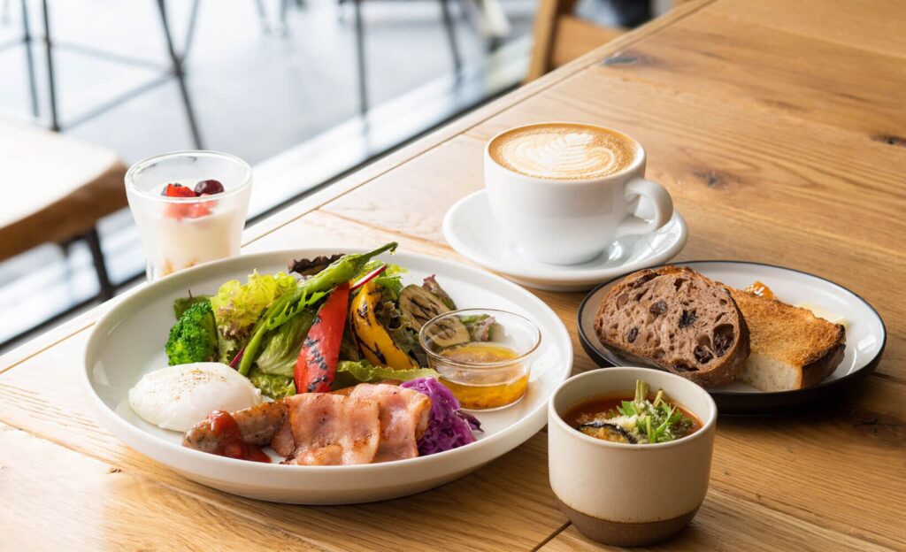 彩り豊かなcommon wellのモーニング。トーストに卵と副菜を添えたワンプレート朝食