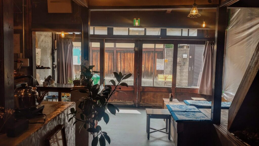 大正時代の古民家を改装したネクタイコーヒーの店内。小上がりの席とレトロな座布団が並び、ひとりでも数人でもくつろげる落ち着いた空間。
